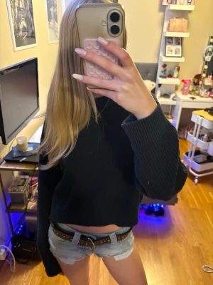 Mörkblå croppad stickad tröja H&M - Säljer en mörkblå stickad tröja från H&M med ribbad struktur och lång ärm. Tröjan har en enkel, clean look och är tillverkad i 60% bomull och 40% akryl. Perfekt till jeans eller kjol.