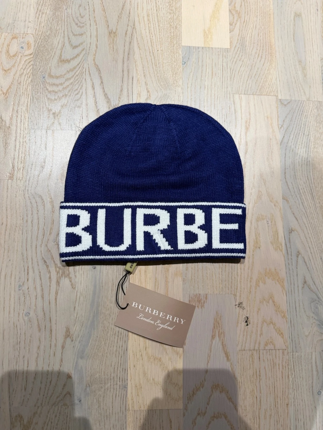 Blå burberry mössa