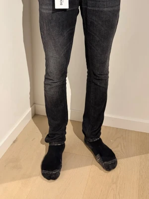 Svarta slim jeans från Dondup - Snygga svarta jeans i slim fit-modell från Do. Jeansen har klassisk femficksdesign, smal passform och är tillverkade i ett stretchigt jeanstyg som sitter tajt längs benen. Perfekta för dig som gillar en stilren och modern look.