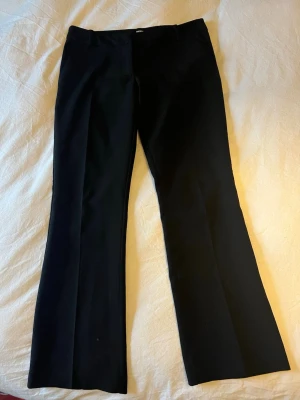 Kostymbyxor  - Jag säljer mina svarta kostymbyxor från Bikbok, detta då jag inte använder de längre. Kostymbyxorna är i modellen ”Vera Petite Flare”, och är använda varsamt. Nypriset är 499kr men priset kan diskuteras. 