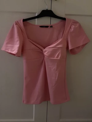 Rosa topp med twistad front - 💞