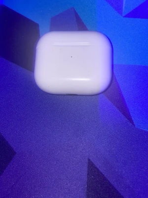 Apple AirPods (2nd generation) - Säljer ett par Apple AirPods (2nd gen) med laddningsetui. Fungerar utmärkt, synligt bruksslitage och några repor på etuiet. Perfekt för trådlös musik och samtal. Laddningsindikatorn fungerar. Hörlurarna är rengjorda och redo att användas.