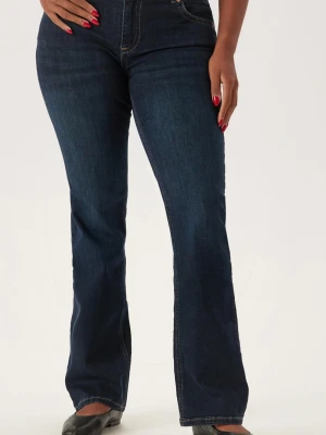 Bootcut jeans från Bubbleroom mörkblå - Mörkblå bootcut jeans från Bubbleroom med hög midja och klassiska fickor bak, varav en med lock och knapp. Jeansen har snygga kontrastsömmar och är tillverkade i stretchigt denim för en bekväm passform.