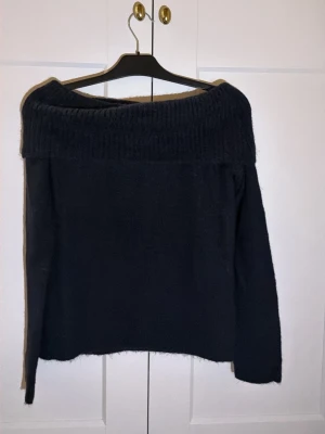 Mörkblå offshoulder stickad tröja - Snygg offshoulder tröja från Gina 💞