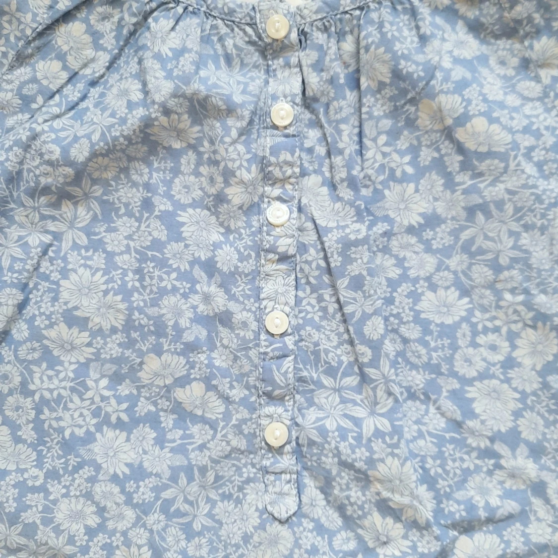 Söt ljusblå blus i blommigt mönster - 90