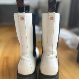 GUESS BOOTS - Äkta guess boots med fin plattform använd få tal gånger. 