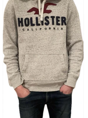 Hollister hoodie - Otroligt skön och snygg hoodie från det trendiga märket Hollister.  Nyskick, inga defekter Storlek S, perfekt passform enligt mig. Jag på bild är 180cm lång Priset går att diskutera, fråga gärna frågor