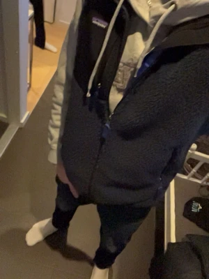 Blå väst från Patagonia - En jävligt fet patagonia väst som är i mkt bra skick och jövligt snygg. Jag rekommenderar att passa på att köpa den då de just den här inte säljs längre. 