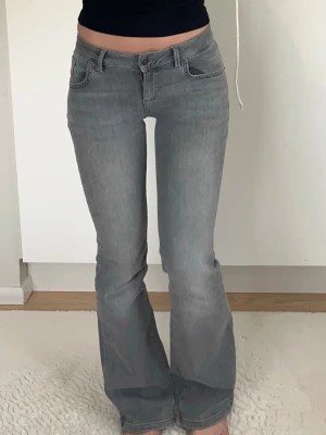 Grå bootcut jeans - Superfina inte så använda jeans från Subdude💕jag är 170cm💕det står storlek 38 men skulle säga att det är 36