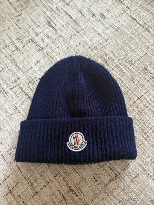 Marinblå moncler mössa  - En till marinblå moncler mössa i mycket bra skick