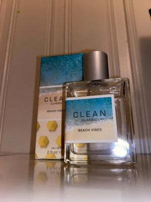 Clean Classic Beach Vibes parfym - Underbar parfym med noter av apelsinblom , sandelträ och päronblom skapar en unik känsla av en perfekt dag på stranden. Ca.90 procent kvar av innehållet . Köptes för 550 kr. 