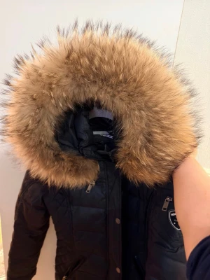 Vinterjacka från Rockandblue  - Säljer min vinterjacka från Rockandblue, storlek 40 men kan användas som 38 Välbevarad med äkta päls i luvan  Varmfodrad och vindtät Nypris 4 599 mitt pris 1000