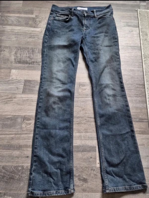 Blå bootcut jeans  - Säljer ett par klassiska blå jeans med bootcut passform. Lågmodjade. Passar mig perfekt som är 170 cm. 