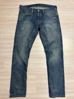 Straight/slim Polo jeans - Tja! Säljer mina polo jeans som är något mellan raka och slim. Storlek 30/34 men skulle mer tro dem är 32 (eller så börjar ja bli för lång😅) jeansen har en riktig go tvätt och passar till det mesta. Priset är inte hugget i sten men hör av dig vid funderingar så löser vi det bästa för oss båda🤝 /Algot