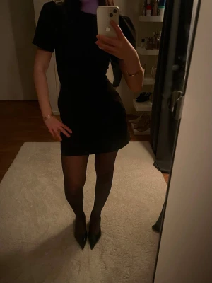 Svart kort klänning med puffärm🖤 - Säljer en svart kort klänning med puffärmar och rund hals. Perfekt för dig som gillar minimalistisk stil och vill ha något klassiskt i garderoben💃🏻