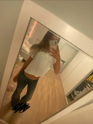 Vit blus  - Vit blus från Kappahl, i str 152 men passar som xs/xxs då jag har den storleken.