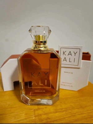 Kayali Vanilla  - Helt ny Vanilla Coco Kayali parfym, 100 ml. Perfekt för dig som gillar jasmin lukten. Oanvänd original priset ligger på 1429 kr.
