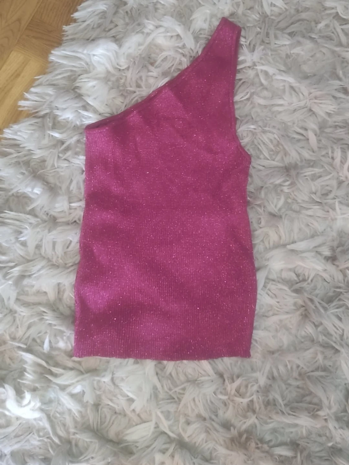 Glittrig rosa oneshoulder topp från Bebe