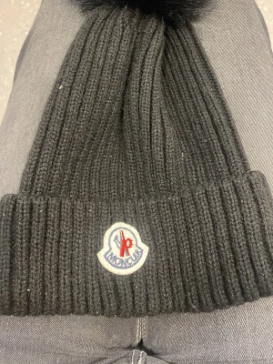 Äkta moncler mössa - Skitsnygg mössa från mincler köpte den från deras hemsida men den kommer inte till andvending slejer den billigt eftersom att jag vill bli av med den❣️pris kna altid diskuteras hör av dej för frågor❤️
