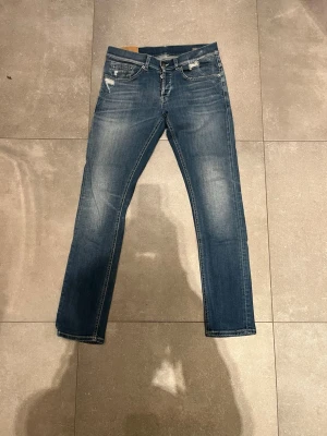 Dondup George  - Tjena, säljer nu dessa riktigt snygga dondup george med slitningar från fabrik i Stl 30 . Dom är i riktigt bra skick. Nypris 3000✅Vid minsta funderingar så är det bara att höra av sig//Allt gott