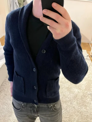 Stickad cardigan  - Cardigan | Mycket bra skick | Size - M | Pris 399 | Hör av dig vid minsta fråga eller fundering📩