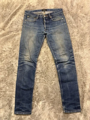 APC Jeans - Säljer detta eftertraktade Par Selvedge APC jeans | Storlek 28 | Mycket bra skick | 100% bomull och bild på selvedge ID finns i annons vid övriga eventuella frågor svarar jag gärna 🙌✅