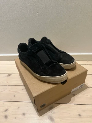 Axel Arigato Sneakers Svarta 43 - Storlek: 43 || Skick: 7,5/10 || Nypris 3000 kr, mitt pris 899 kr!! || Baksulan skick: 9,5/10  Innesulan skick: 6/10, har ett litet hål vid tån i sulan || Follow=10% rabbat✨ ||