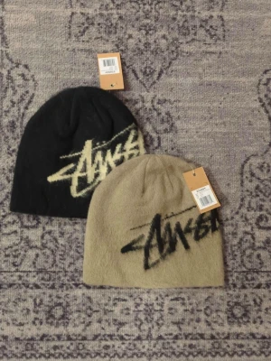 2 Stüssy mössor - Säljer min mössa från Stüssy, skriv vid frågor, priset är förhandlingsbart vid snabbaffär och kan skicka direkt efter köpet, passar både män och kvinnor 😊  Selling my beanie from Stüssy, the price is negotiable during quick deal and I can deliver immediately after the purchase, suits both men and women 😊