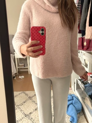 Ljusrosa stickad polotröja - Supermysig ljusrosa stickad polotröja älskar denna perfekt nu när det är kallt!!