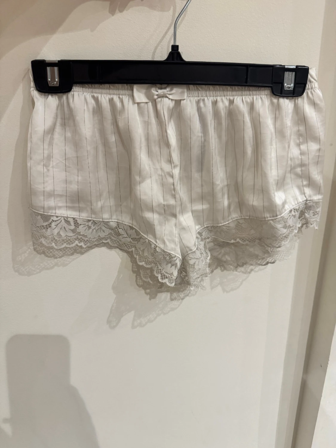 Vit randig satinväst från Censored