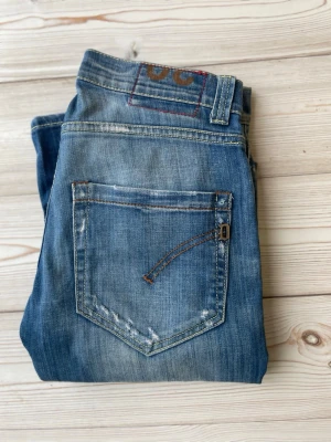 Dondup Jeans - Säljer nu ett par Dondup Jeans👖                                                              Storlek: W30, Skick: 9/10, Nypris: 3799kr, Vårat pris: 699kr. Skriv vid minsta fråga, Fraktar alltid inom 24h efter köp📦