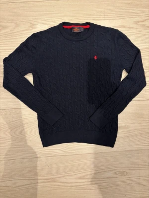 Morris tröja - En riktigt Morris tröja, perfekt till denna vinter | Nypris: 2199 kr | Skick: 6,5/10 | En liten defekt vid sista bilden | Storlek: M men passar S mer | Hör av er vid minsta fundering!🙌