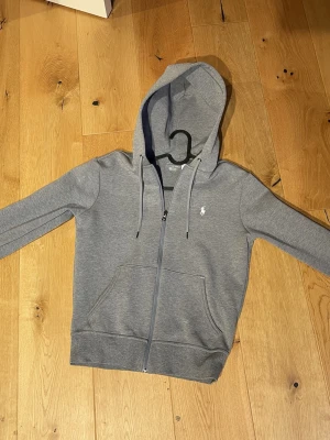 Ralph Lauren hoodie Zip GRÅ - Den är jätte fin med en vi T-shirt och den kn andel das till allt träna skolan och softa i