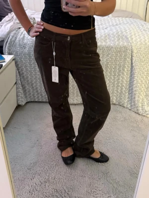 Bruna manchesterbyxor låg midja - Skitsnygga lågmidjade byxor/jeans i storlek 42, de är lite stora på mig som har storlek 36/38 och är 165 cm lång. Men de sitter snyggt och får en lågmidjade look! Aldrig använda och har prislapp kvar!