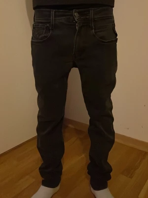 Replay anbass - Tja. Säljer dessa as feta replay anbass jeans. Storlek 27-30