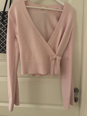 Ljusrosa  från Gina Tricot - Supersöt ljusrosa omlottkofta från Gina Tricot. Köpt på kids brandstore! Aldrig använd. Storlek 170