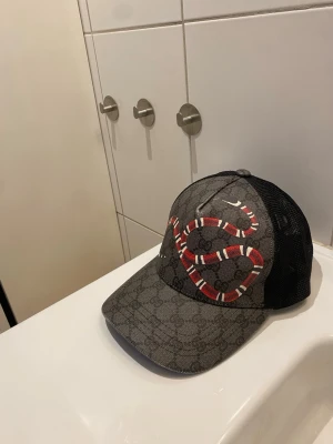 Svart gucc snake keps - Inget og medföljer