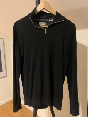 Svart half zip tröja Jack & Jones - Säljer en svart långärmad tröja från Jack & Jones med half zip-dragkedja i halsen. Tröjan har en enkel och clean design, perfekt till lager på lager. Materialet känns mjukt och smidigt, och passformen är normal. Hör av dig vid minsta fundering och pris kan diksuteras! 💯🙌🤩