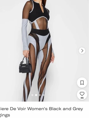 Maniere De Voir leggings svart mesh/reflective - *never used/aldriga använda* Säljer ett par statement leggings från Maniere De Voir i svart transparenta meshpaneler med reflextyg. De har högt mjukt midjeband och coola, böljande kontrastmönster som ger en futuristisk vibe. Materialet är en mix av stretchig syntet och mesh för maximal komfort och stil. De är supersköna!   Ny pris 815 sek