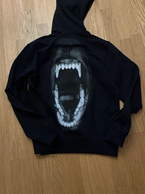 HUGO HOODIE - Helt ny stilren hoodie. Riktigt fet tryck på den och aldrig använd. Fick i present men används inte då den inte passar mig.