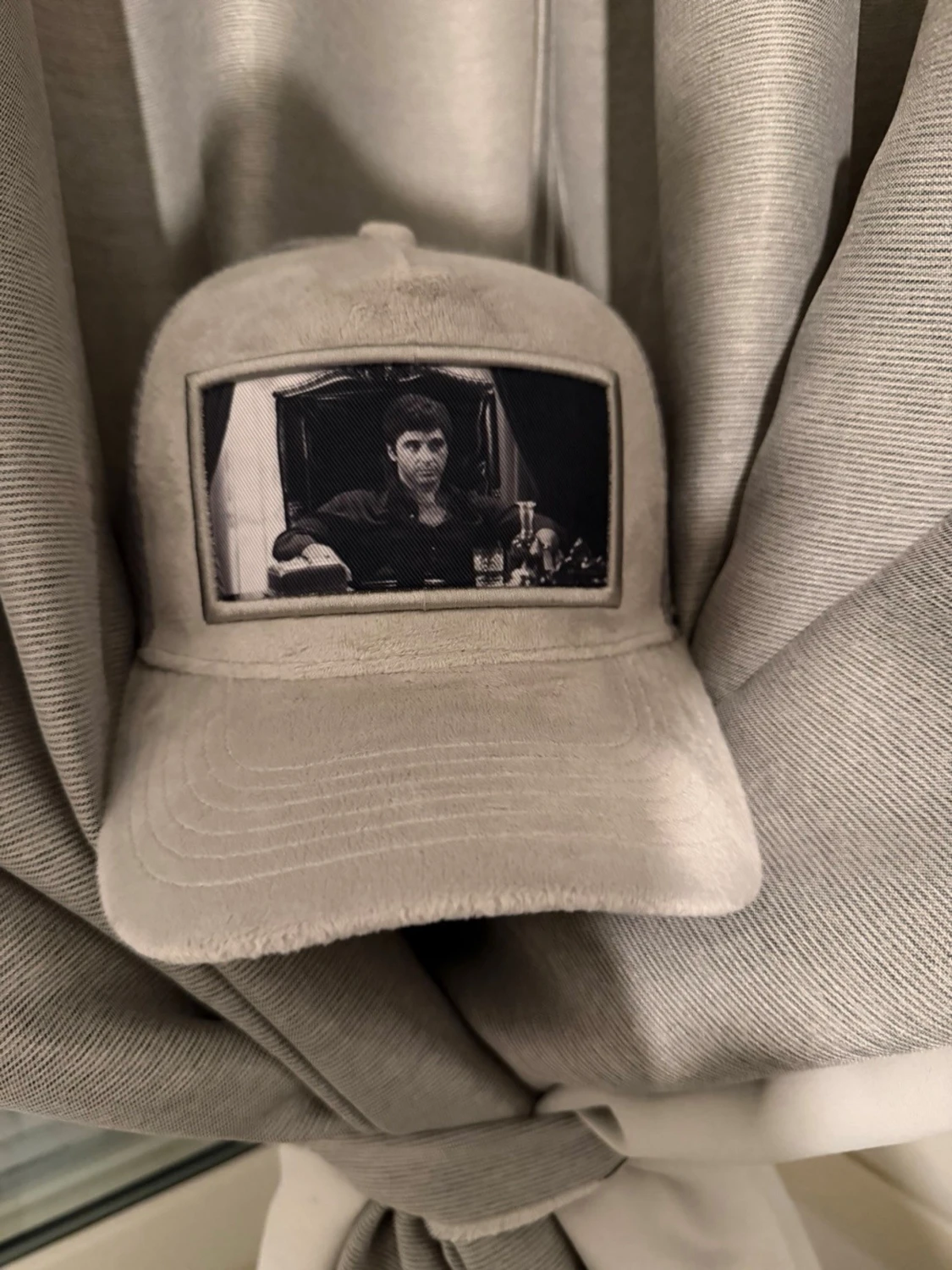 Två kepsar med fototryck i plysch - 1