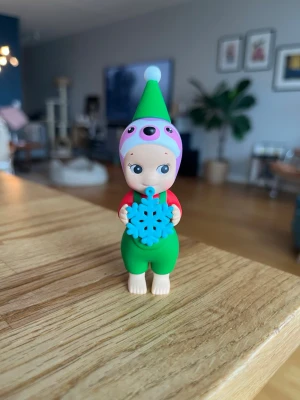 Grön väst på Sonny Angel santa’s Little helper series - Sonny Angel från serien Santa’s Little helper. Det är en ”sloth” och den är riktig, köpt från Sonny angel scandinavia. Jag säljer den därför att jag tyvärr vi dubbletter. Förpackning finns kvar och jag har även kvittot om man vill se får man kontakta. 