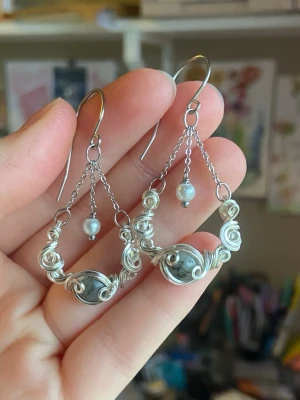Handgjorda örhängen med labradorit - Handgjorda örhängen med labradorit och vita små pärlor. Silverfärgad koppartråd. Nickelfritt. Hängena är gjorda av rostfritt stål. 