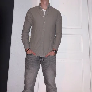 Grå skjorta från Ralph Lauren - Grå skjorta från Ralph Lauren i storlek S.  Fint skick till ett bra pris. Nypris: 1995kr. Mitt pris: 349kr. Vid frågor eller funderingar, tveka inte att höra av dig.