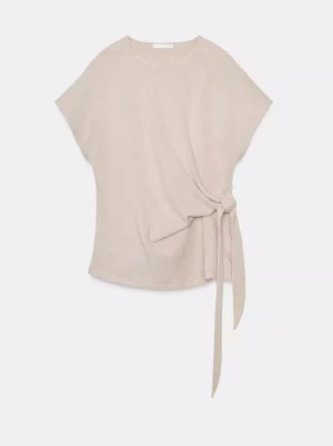 Mjuk topp med knut Zara - Säljer min nya tröja ifrån Zara i storlek S. Den är beige med en knut framtill som man kan justera. Är helt ny, använd en gång. Skriv för fler bilder.