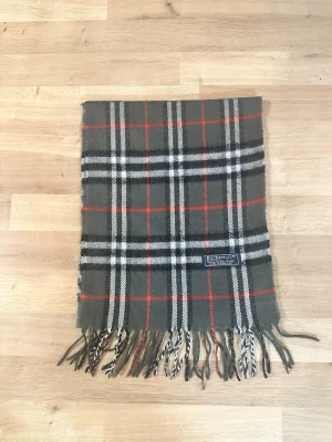 Burberry halsduk - Helt ny kondition jätte fin och varm fraktas inom 24 timmar för mer frågor skicka till mig