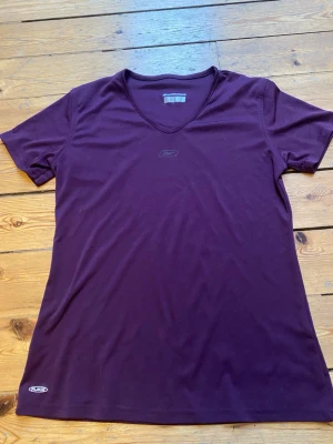 Tränings T-shirt  - Lila tränings T-shirt. Jätte fin passform och passar till nästan allt. Priset kan diskuteras. Skriv vid frågor😊
