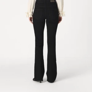 Svarta bootcut jeans - Snygga svarta jeans med bootcut. Köpt från Zalando, använd 1-2 gånger, precis som ny💕