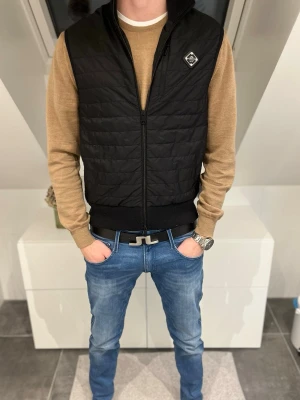 J.Lindberg väst herr - Hej ni har vi fått in en något schysstare J.Lindberg väst i storlek S i topp skick, denna väst säljer vi endast för 1000kr men nypris 2500kr💯💸 Hör av er vid frågor eller annat prisförslag, medgörlig vid snabb och smidig affär 💙 // studio II Resell 