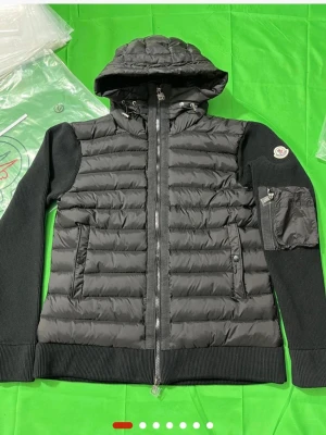Svart pufferjacka från Moncler - Säljer denna skit snygga Monclear cardigan för ett mycket bra pris som är helt ny💯. Er äkta. Men det finns 6 stycken i lager så det är bara ställa frågor om den men här är bilderna🔝💯 kan diskutera pris ,finns även M om det skulle önskas🤝